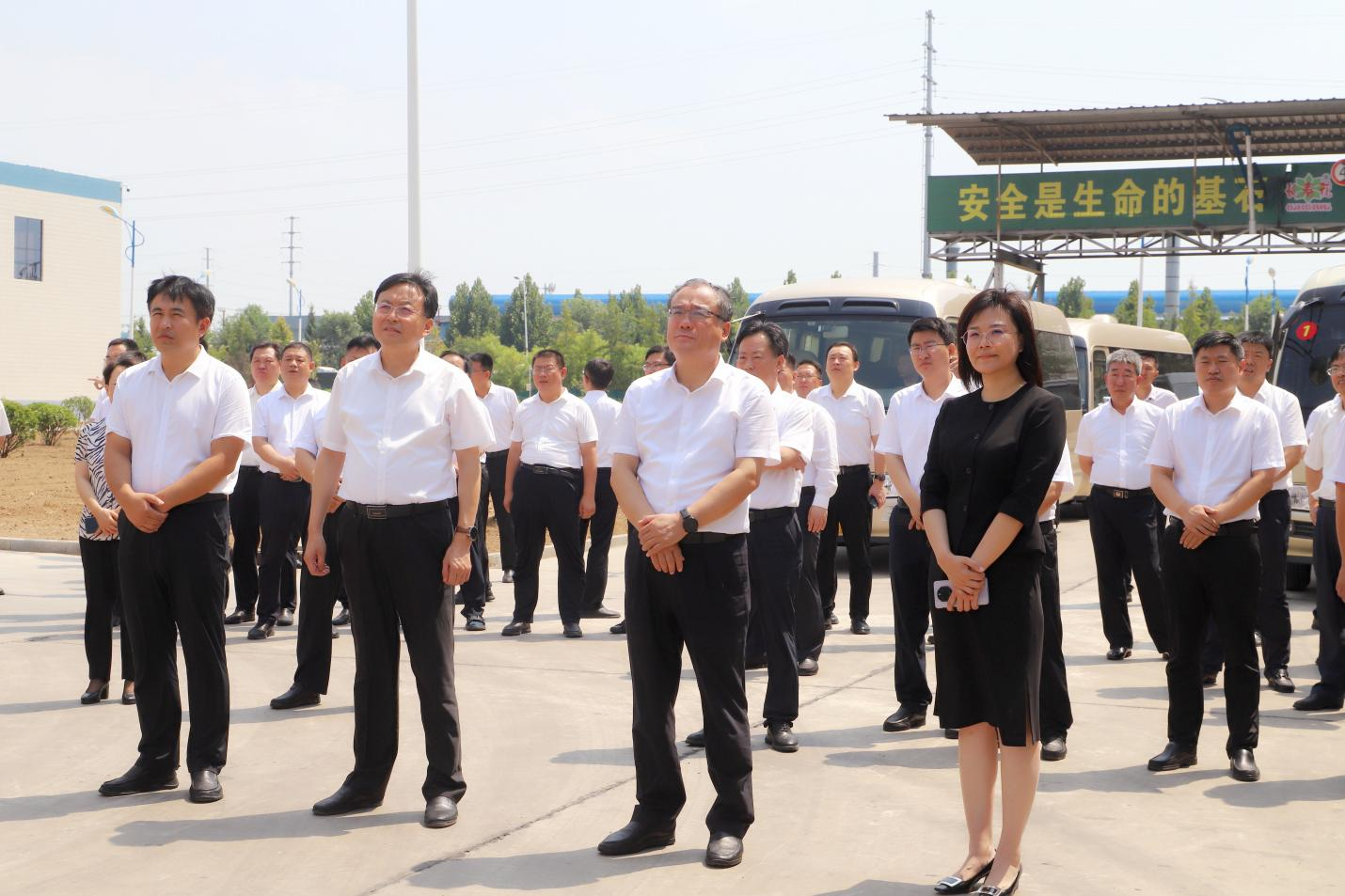 鄒平市黨建統(tǒng)領(lǐng)經(jīng)濟社會高質(zhì)量發(fā)展現(xiàn)場觀摩會與會領(lǐng)導(dǎo)來山東三星集團觀摩指導(dǎo)